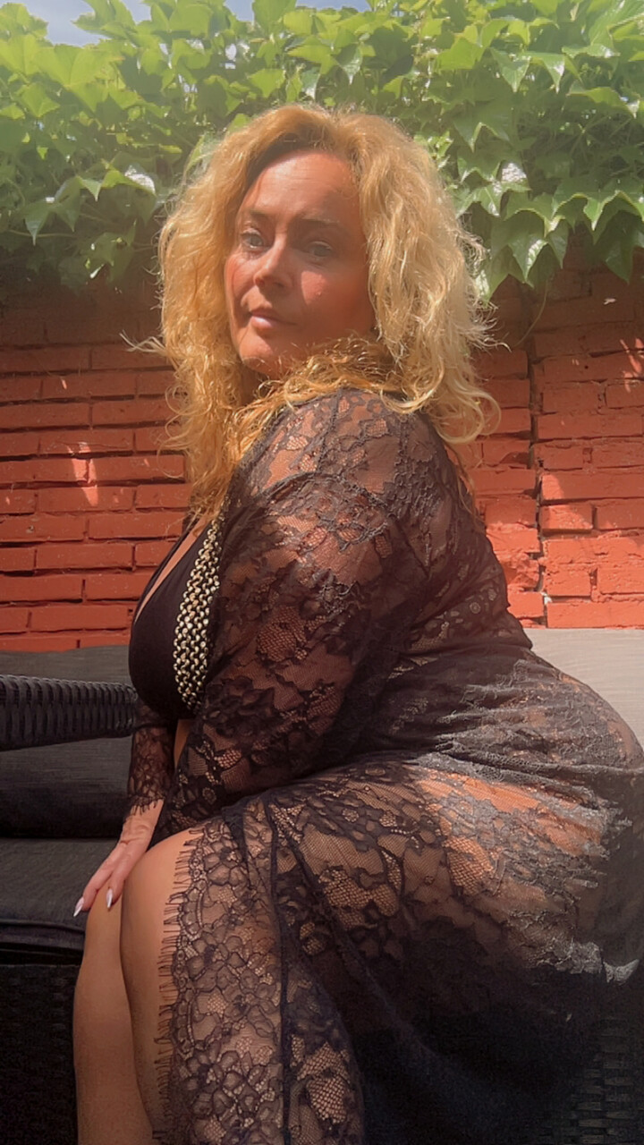 OnlyFans Dutch Curves In Heels Hot Porn Pics - Image 5